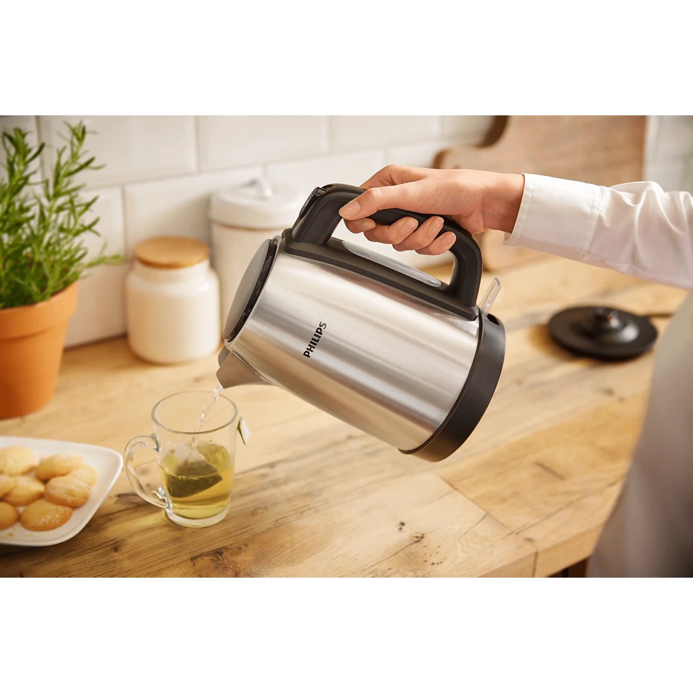 Philips Kettle - HD9350/90 - Stainless Steel Body, 2200 W Rapid Boil, And a Fine Micro-Mesh Filter
