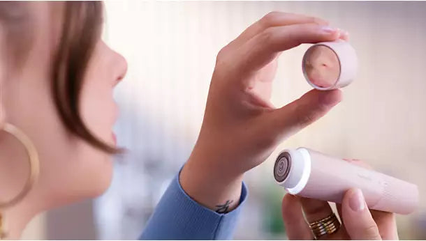 Philips Ladyshaver - BRR454/00 - Features a Hypoallergenic Foil Shaver With a Rounded Trimmer Tip, 4 Attachments, And a 60-minute Cordless Battery